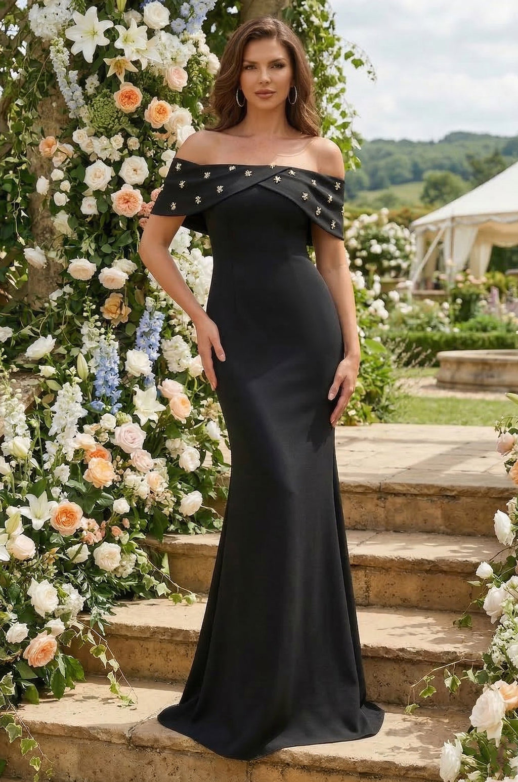 Kos Couture Vestido Largo de Crepé con Hombros Descubiertos y Adorno de Joya Tipo Columna