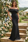 Kos Couture Vestido Largo de Crepé con Hombros Descubiertos y Adorno de Joya Tipo Columna