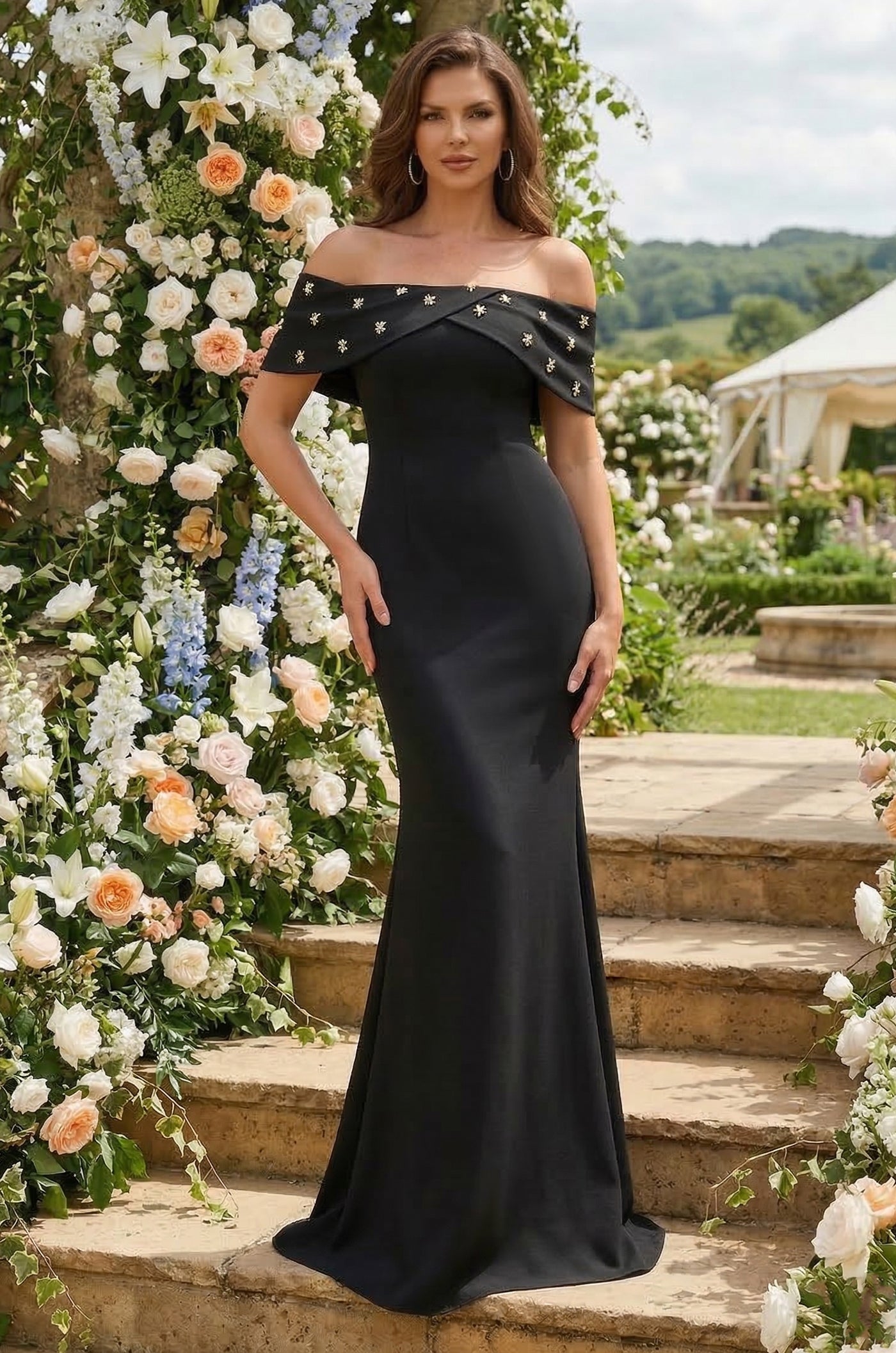 Kos Couture Vestido Largo de Crepé con Hombros Descubiertos y Adorno de Joya Tipo Columna