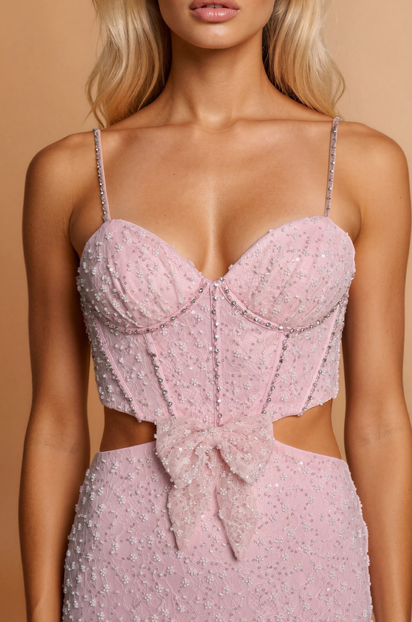 Vestido Largo de Graduación con Abalorios y Aberturas Laterales con Lazo Rosa