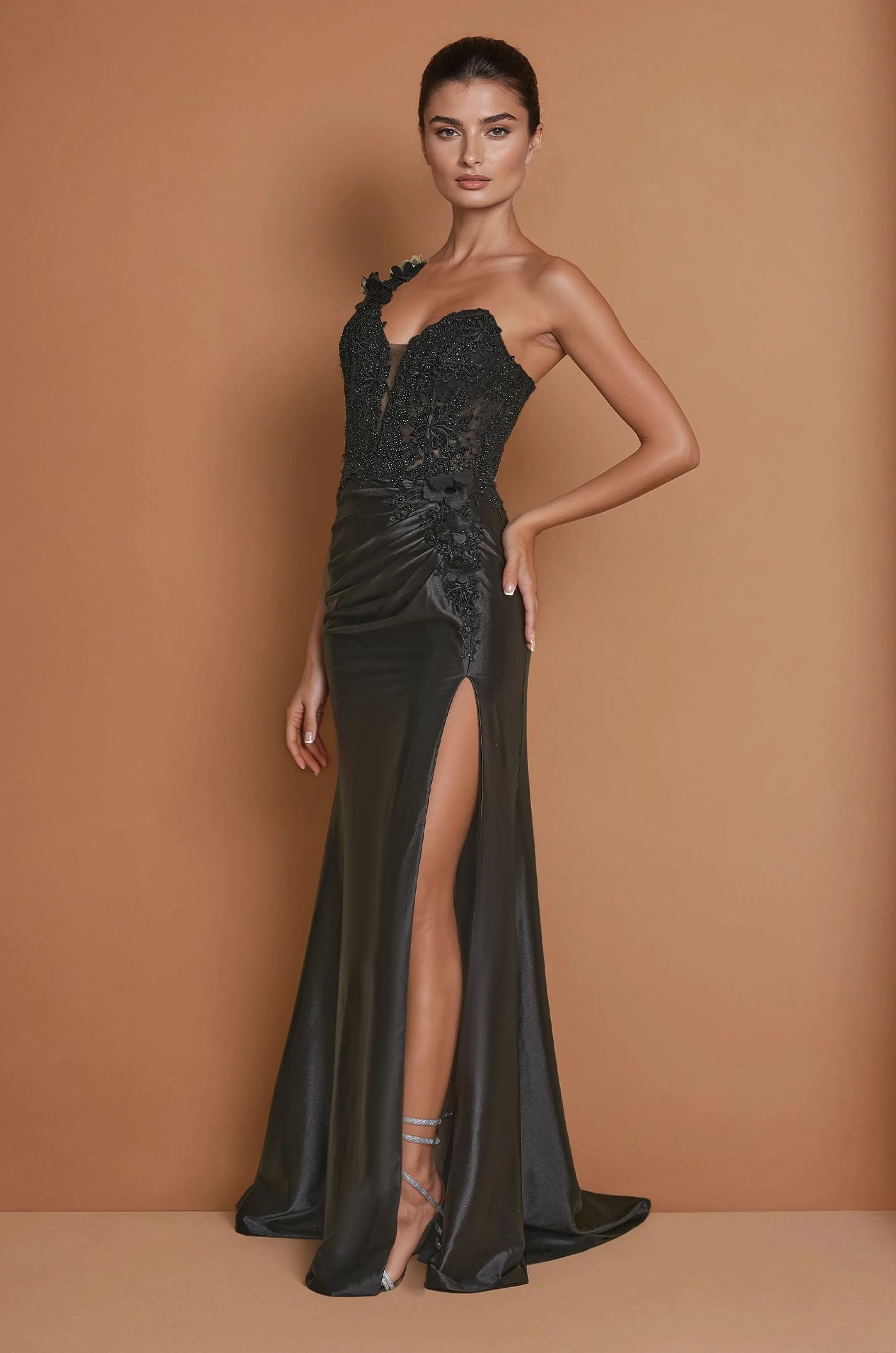 Vestido Formal de Un Hombro con Corpiño de Encaje Negro