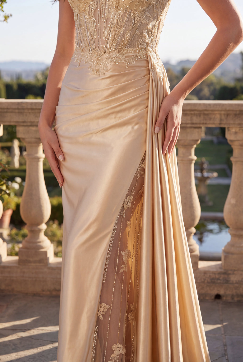 Kos Couture Vestido Largo de Graduación Tipo Corsé con Abertura y Abalorios Drapeados