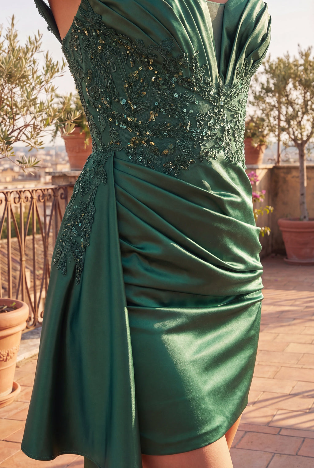 Kos Couture Vestido Corto Ajustado de Satén para Cóctel Formal