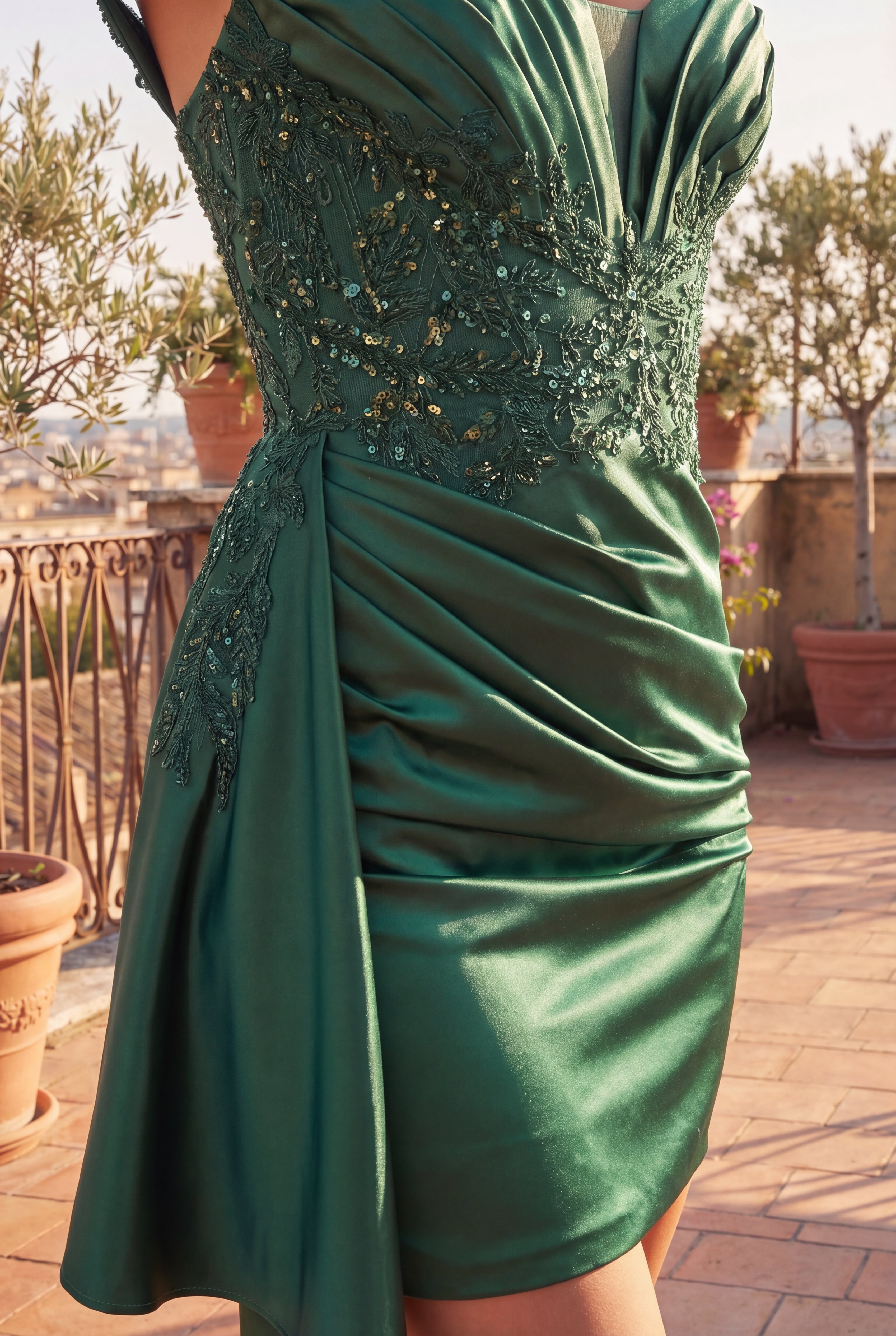 Kos Couture Vestido Corto Ajustado de Satén para Cóctel Formal