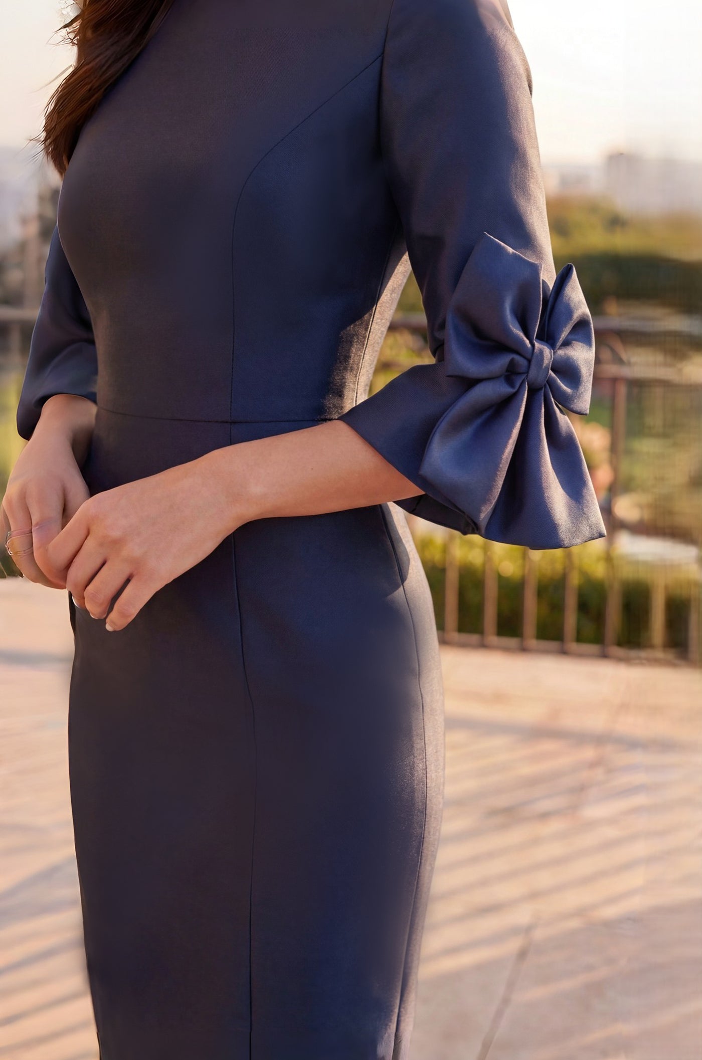 Vestido de Cóctel Formal Largo Midi con Detalle de Lazo y Escote Joya Azul Marino