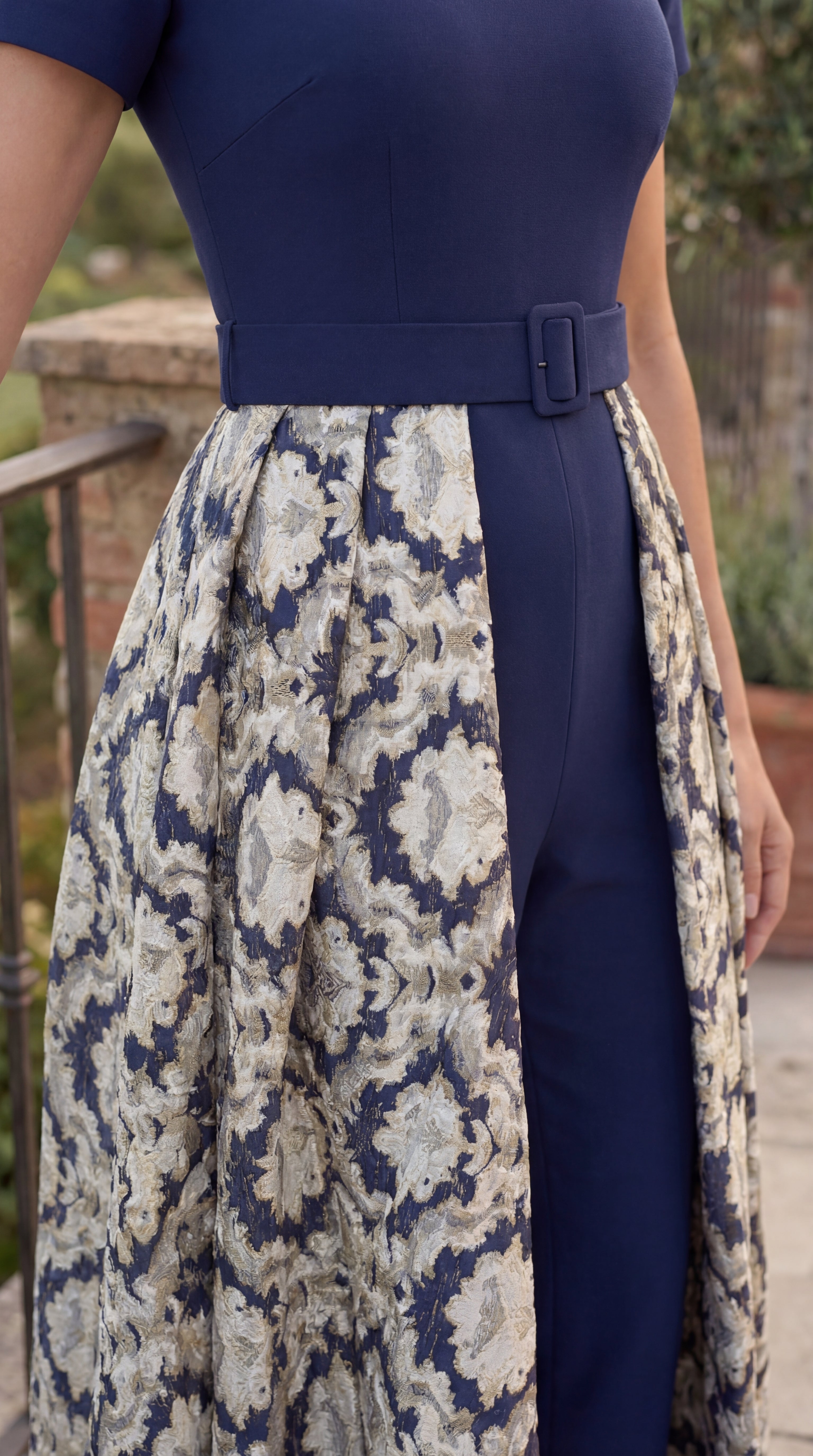 Kos Couture Mono de Crepé Elástico Formal con Falda Superpuesta de Jacquard Floral