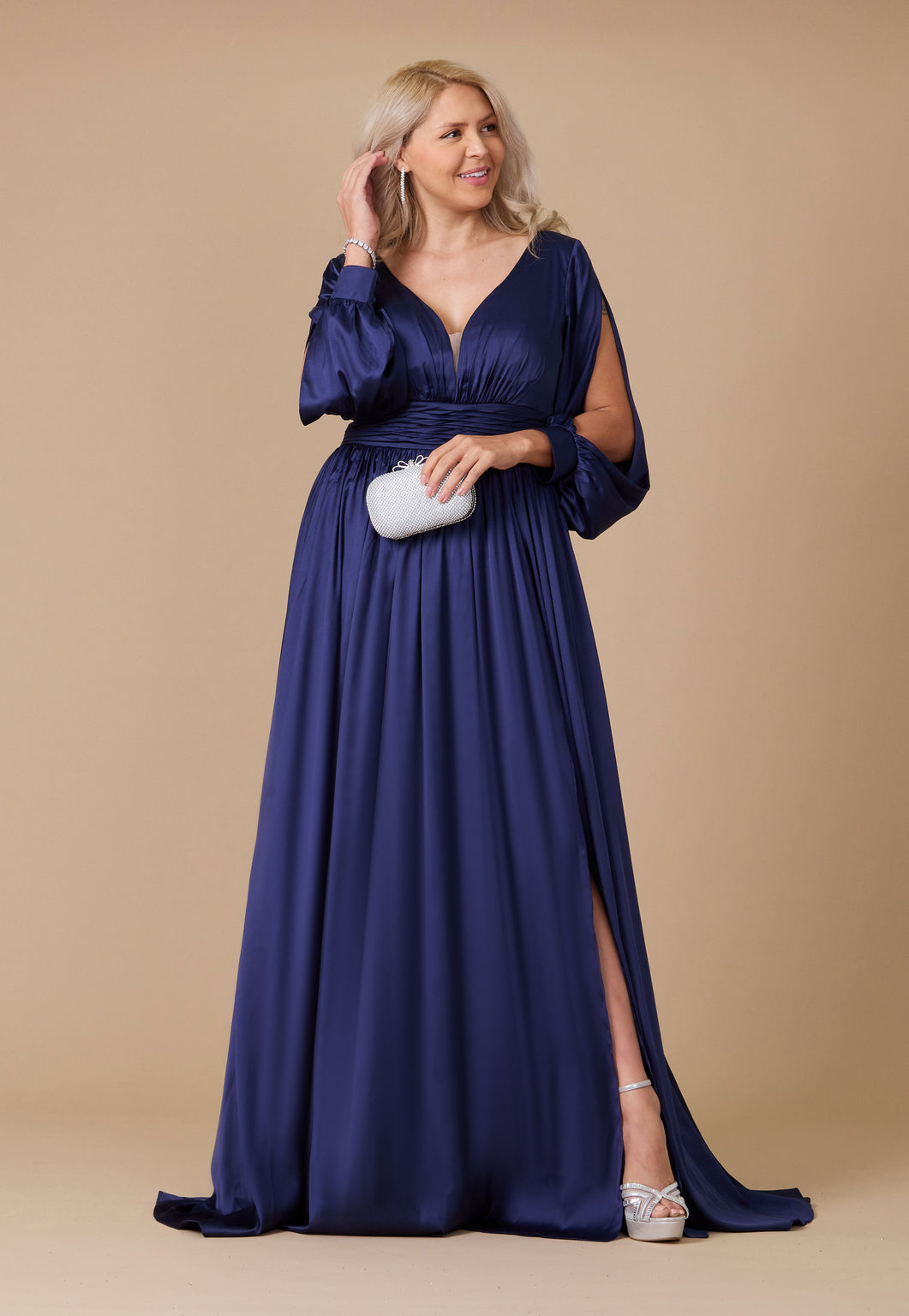 Kos Couture Vestido Formal Largo de Satén con Manga Abierta