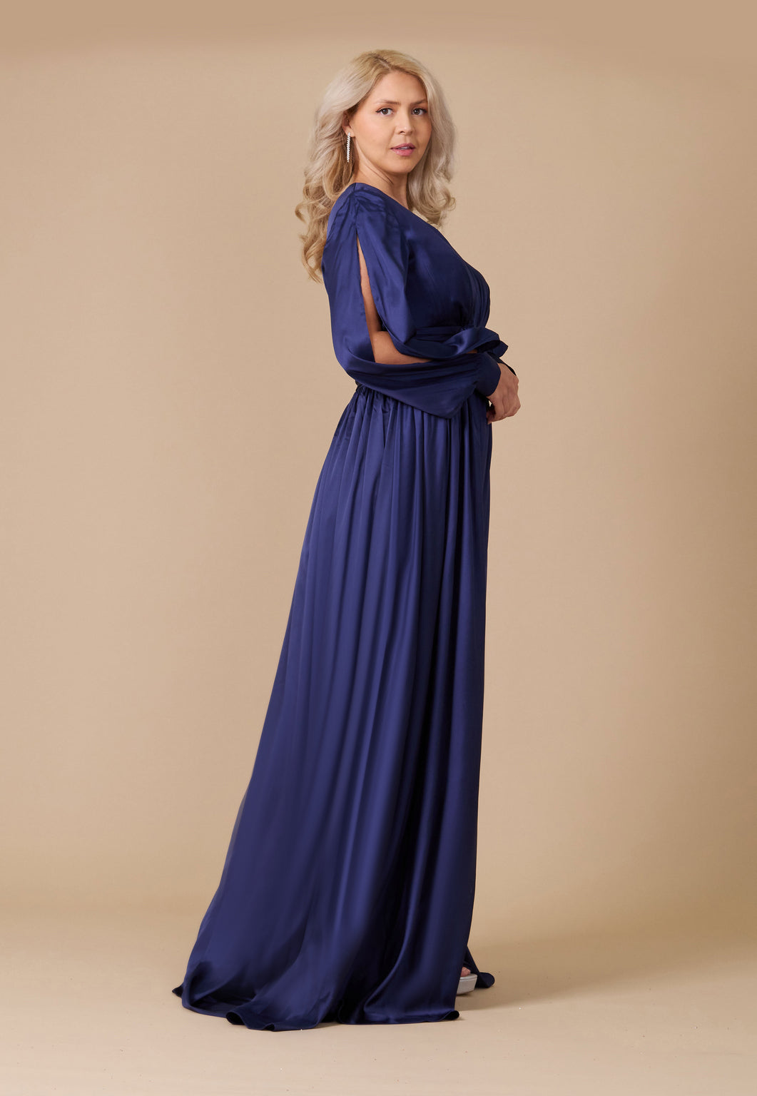 Kos Couture Vestido Formal Largo de Satén con Manga Abierta