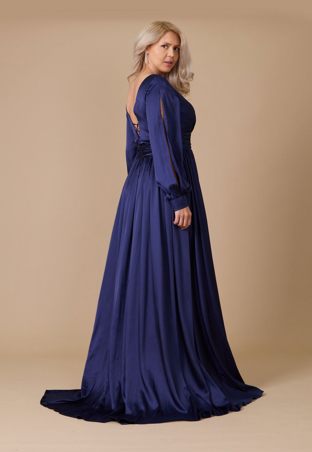 Kos Couture Vestido Formal Largo de Satén con Manga Abierta