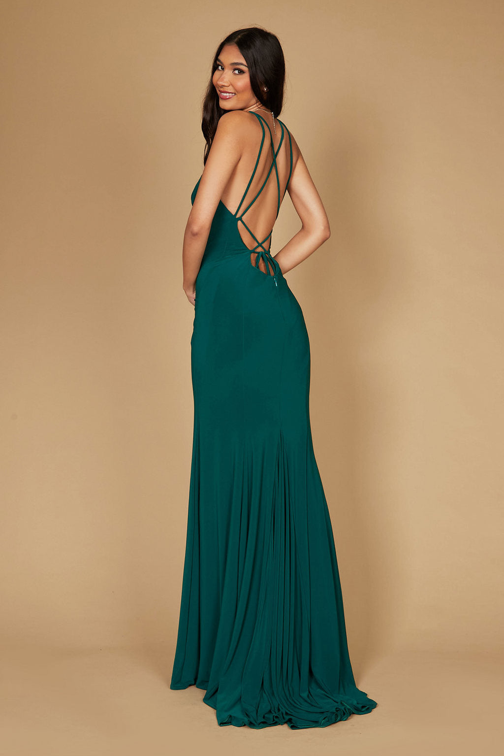 Kos Couture Vestido de Graduación Largo Ajustado con Espalda Abierta de Jersey