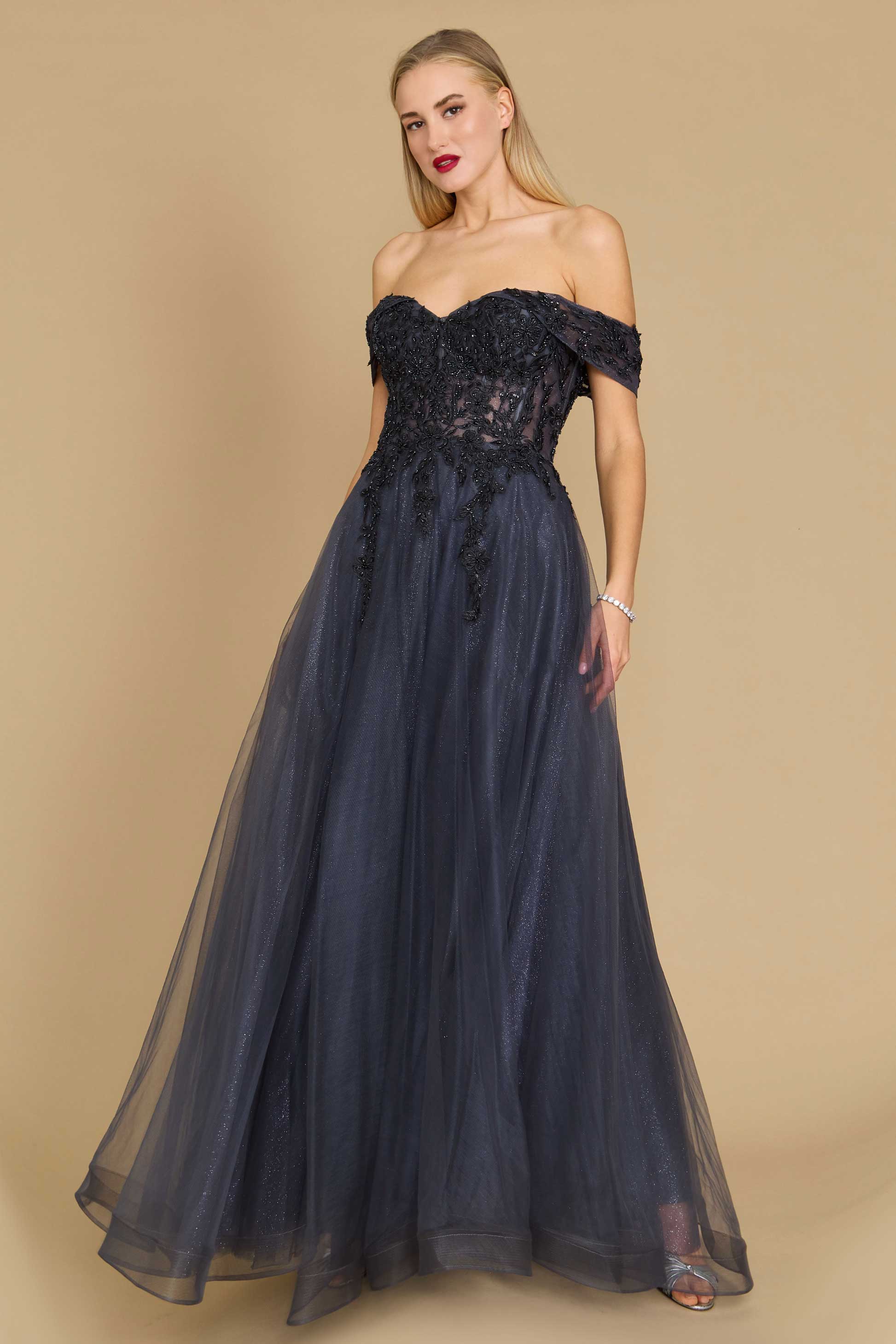 Un impresionante vestido formal largo de corsé con hombros descubiertos, detalles intrincados y una falda fluida, perfecto para eventos de noche elegantes.