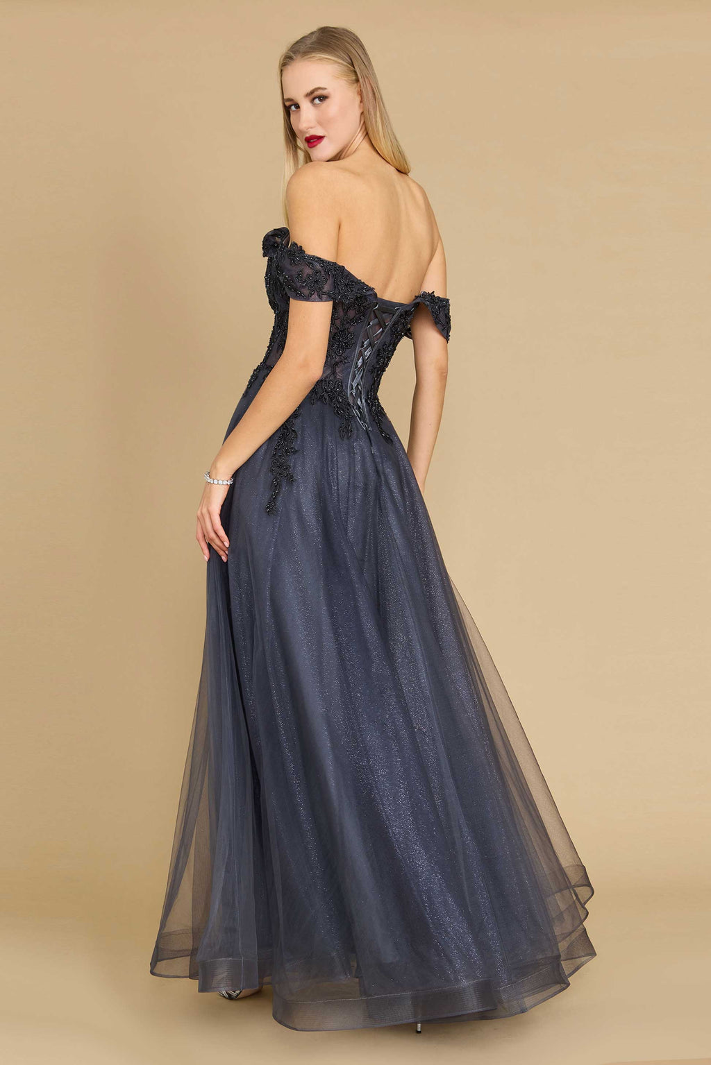 Un impresionante vestido largo formal tipo corsé con hombros descubiertos, detalles intrincados y una falda fluida, perfecto para eventos de noche elegantes.