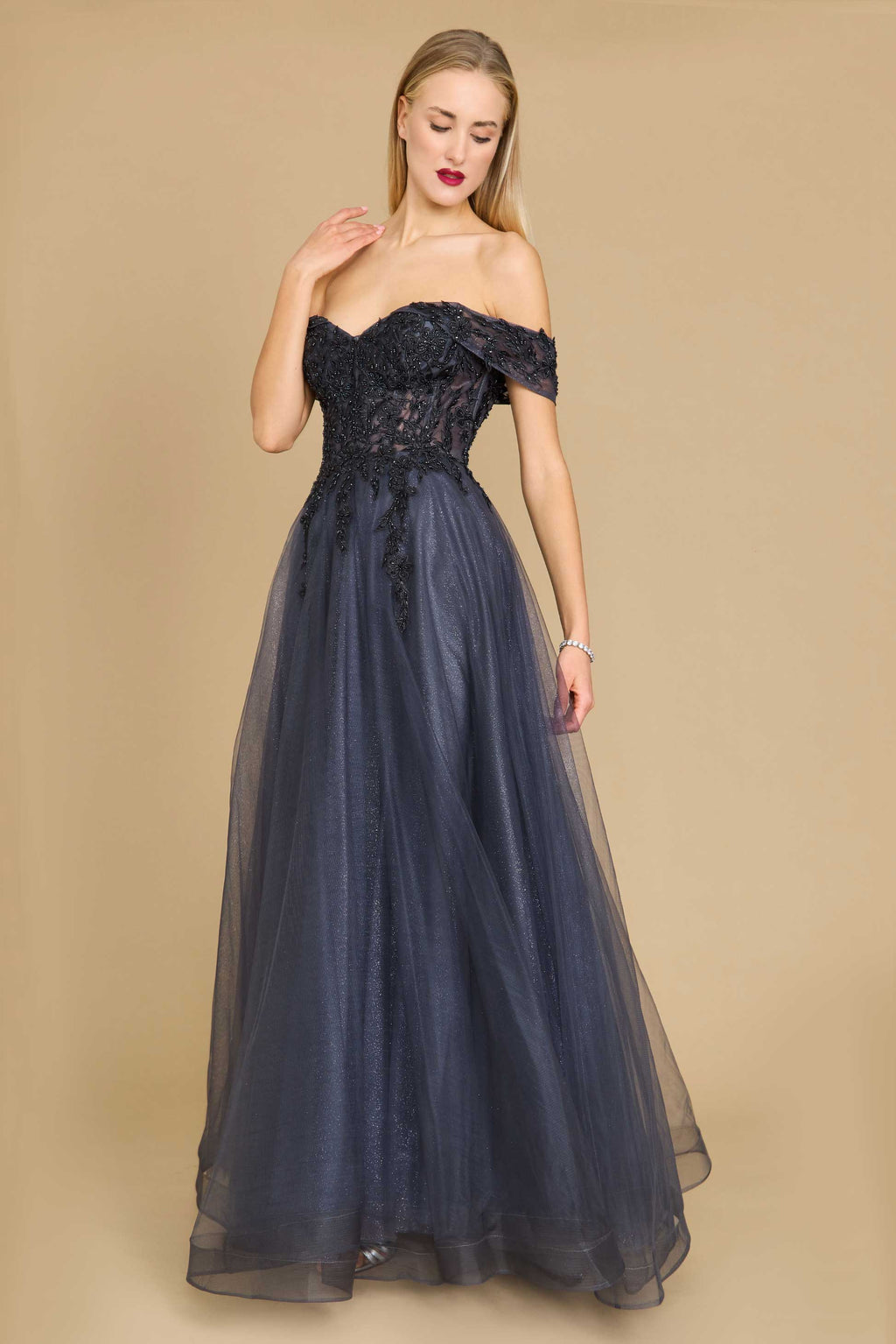 Un impresionante vestido formal largo de corsé con hombros descubiertos, detalles intrincados y una falda fluida, perfecto para eventos de noche elegantes.
