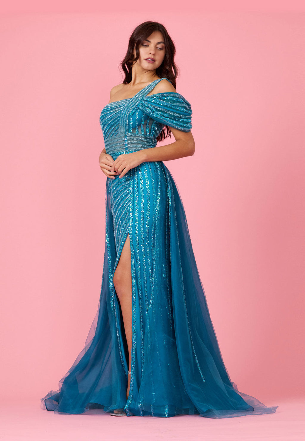 Kos Couture Vestido Formal Largo Couture Bordado a Mano con Abalorios y Hombros Descubiertos