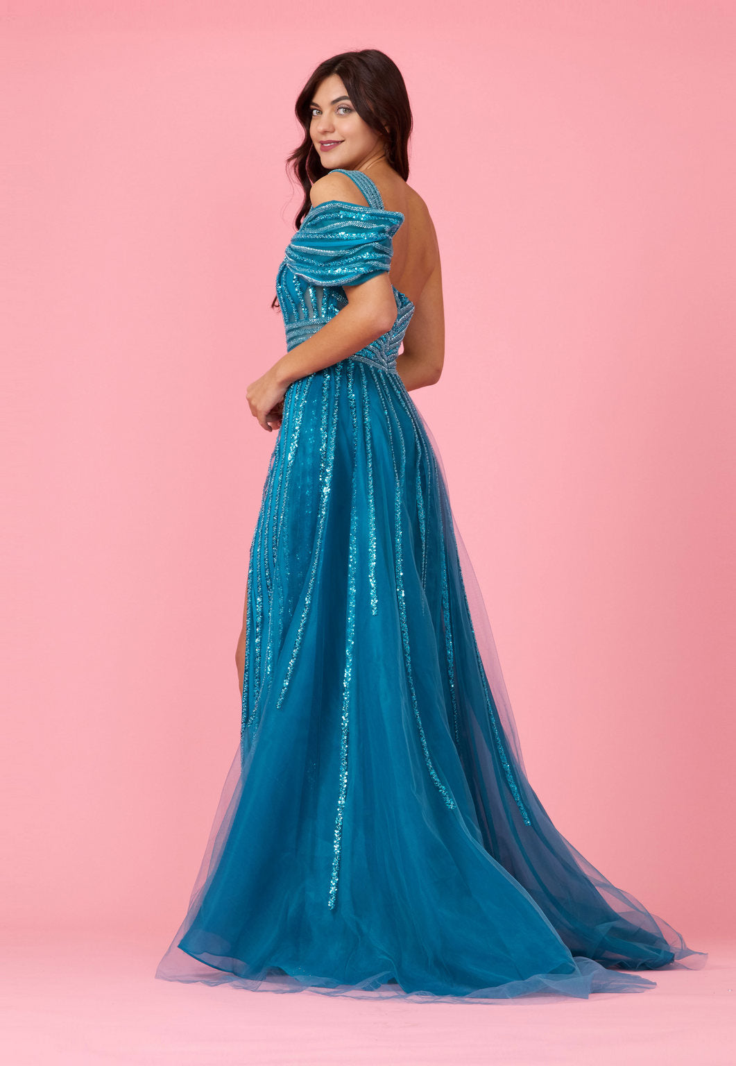 Kos Couture Vestido Formal Largo Couture Bordado a Mano con Abalorios y Hombros Descubiertos