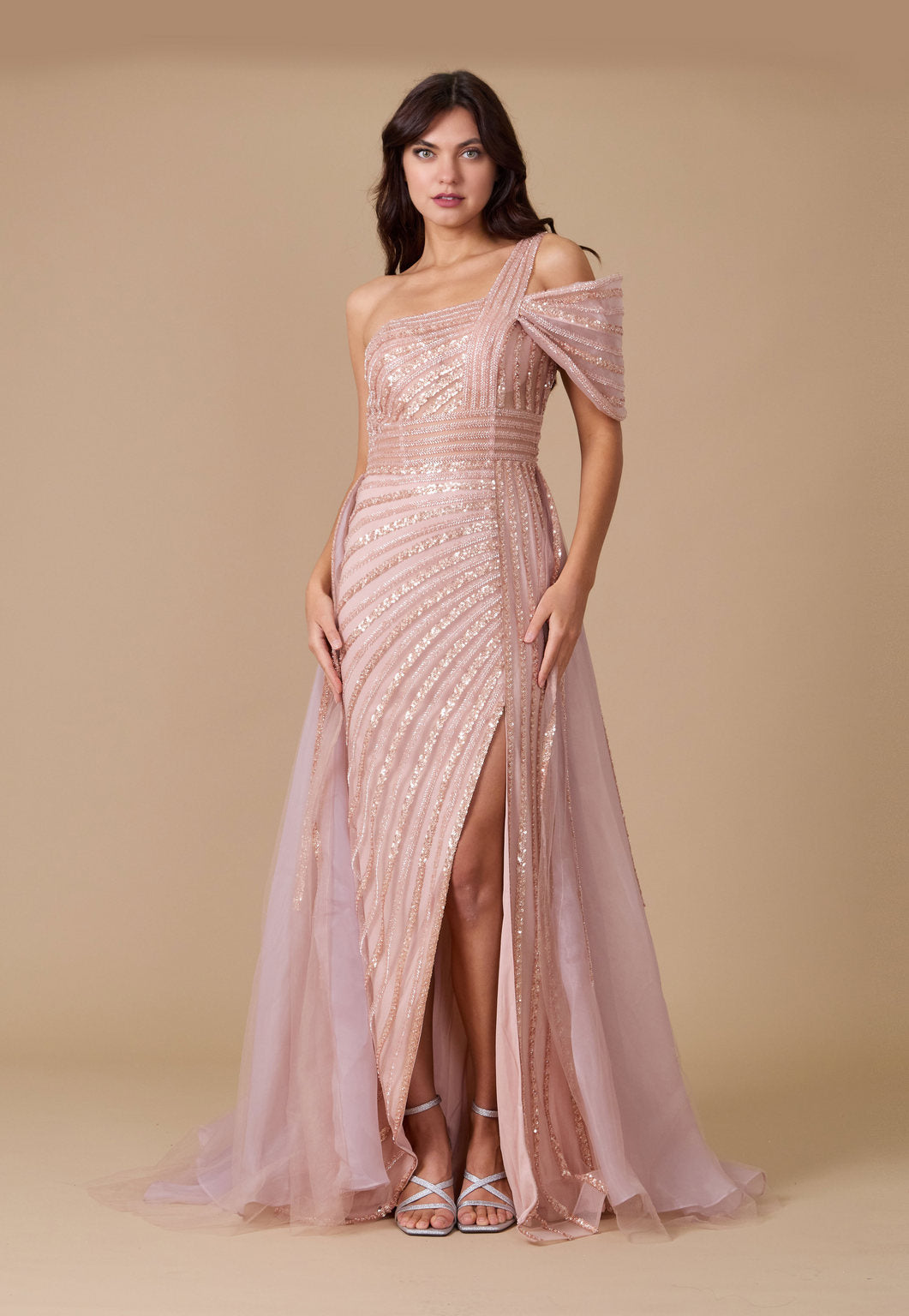 Kos Couture Vestido Formal Largo Couture Bordado a Mano con Abalorios y Hombros Descubiertos