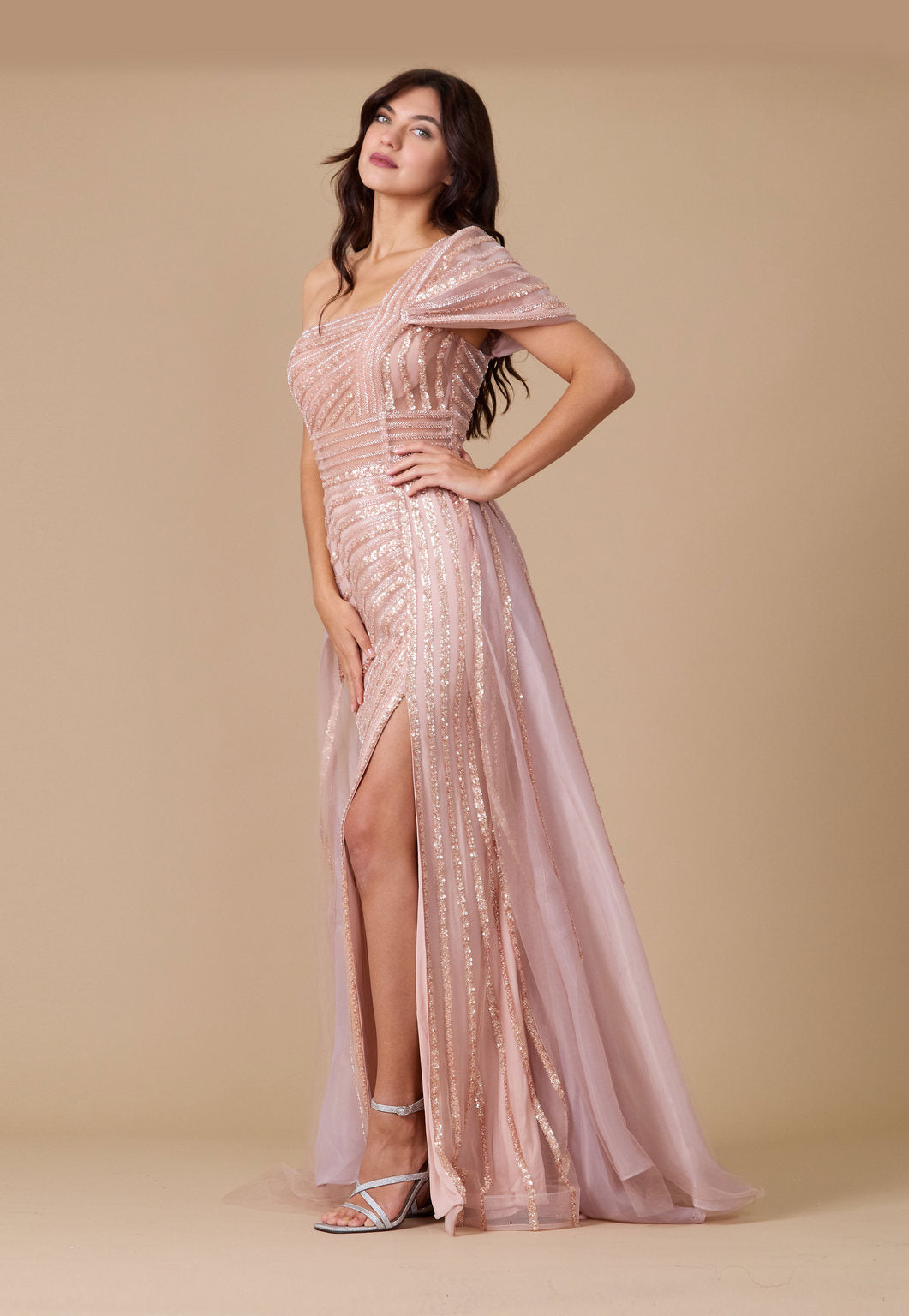 Kos Couture Vestido Formal Largo Couture Bordado a Mano con Abalorios y Hombros Descubiertos