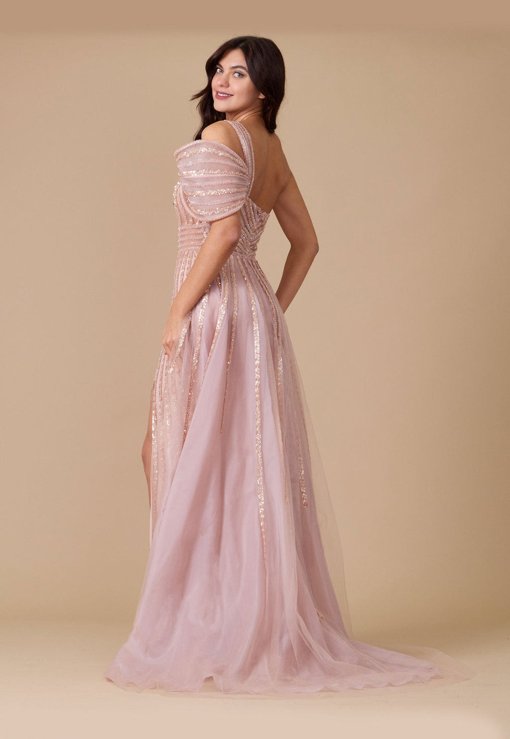 Kos Couture Vestido Formal Largo Couture Bordado a Mano con Abalorios y Hombros Descubiertos