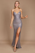 Un impresionante vestido largo formal ajustado de graduación en color carbón, adornado con lentejuelas brillantes que captan la luz, con una silueta estilizada y un diseño elegante perfecto para un evento de noche glamuroso.