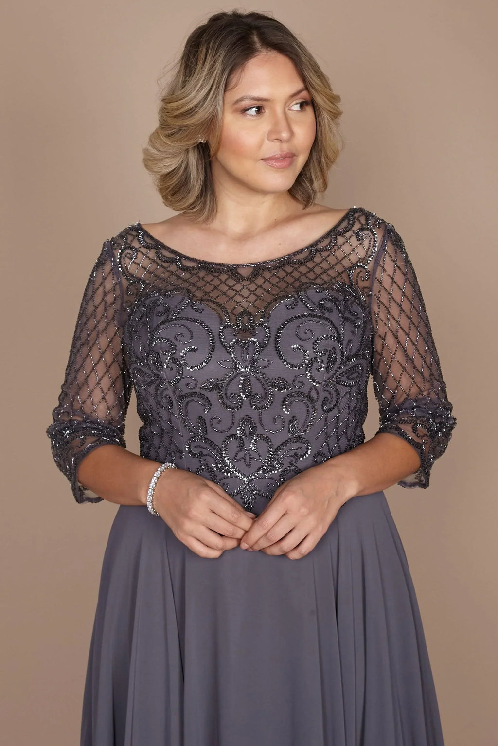 Kos Couture Vestido de Manga Larga con Abalorios Hechos a Mano para Madre de la Novia