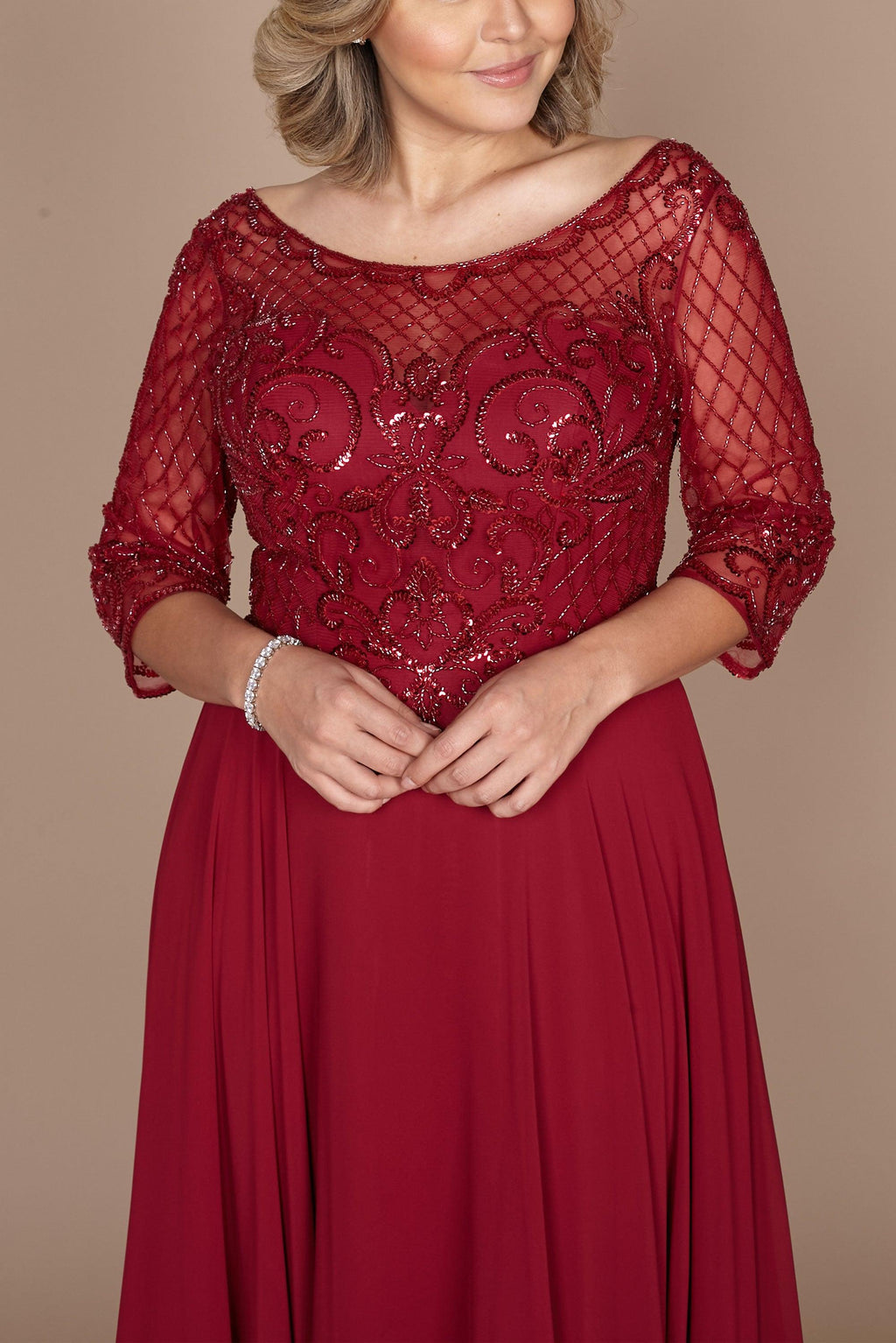 Kos Couture Vestido de Manga Larga con Abalorios Hechos a Mano para Madre de la Novia
